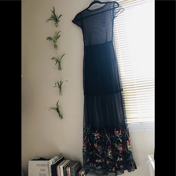 NWT Boohoo Maxi fine mesh dress with embroidery